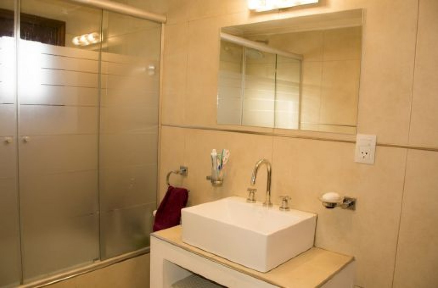 DUPLEX DE 4 AMBIENTES CON GARAGE DOBLE. Duplex en Venta.