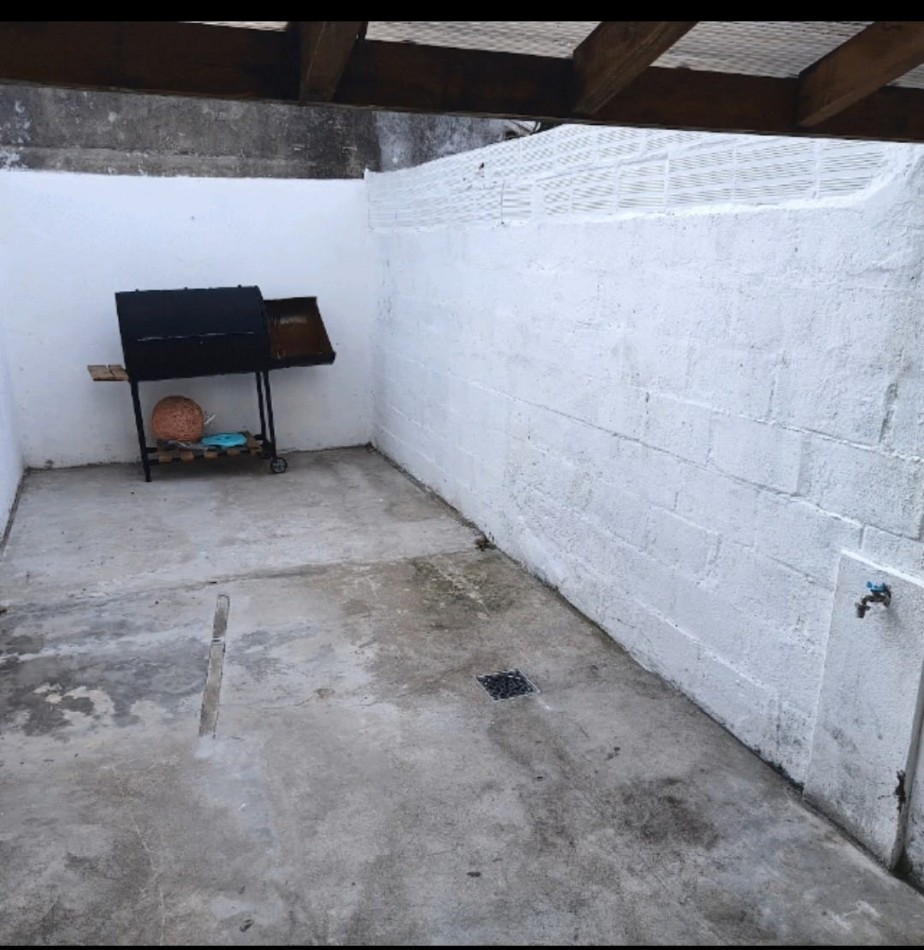 OPORTUNIDAD UNICA!! -  DUPLEX 2  AMBIENTES c/ DEPENDENCIA. CON PATIO, PARRILLA Y GUARDACOCHES CUBIERTO - ZONA CONSTITUCION 