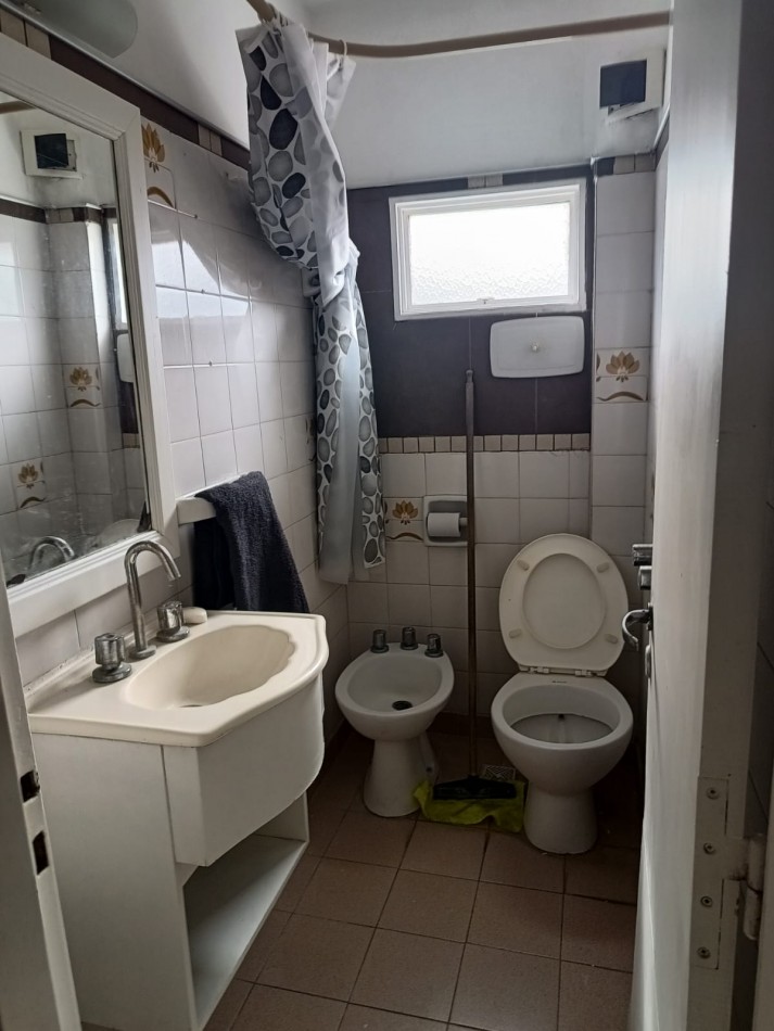 OPORTUNIDAD UNICA!! -  DUPLEX 2  AMBIENTES c/ DEPENDENCIA. CON PATIO, PARRILLA Y GUARDACOCHES CUBIERTO - ZONA CONSTITUCION 