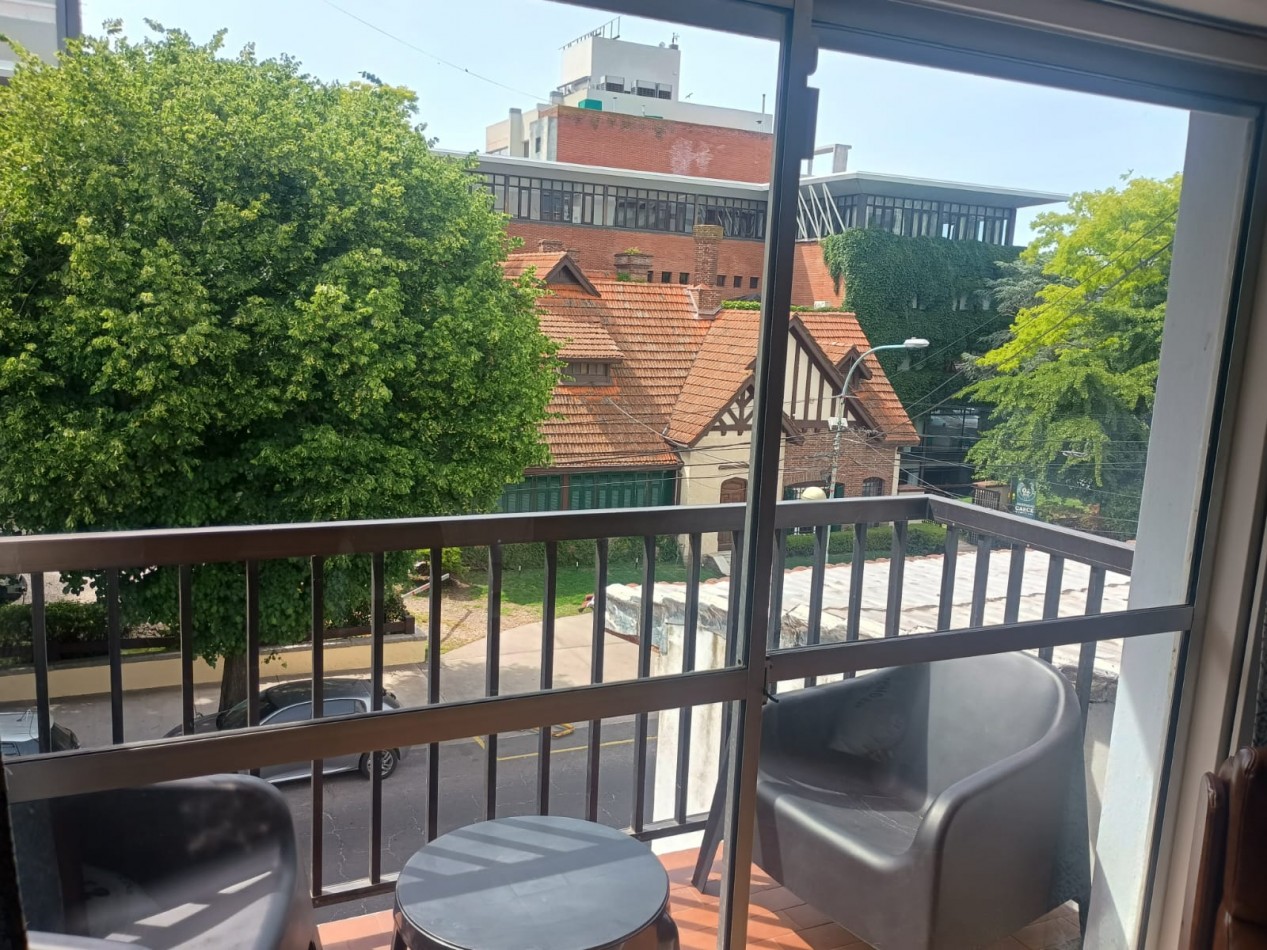 ZONA GUEMES - DOS AMBIENTES EXTERNOS CON BALCON. FRENTE UNIVERSIDAD CAECE.