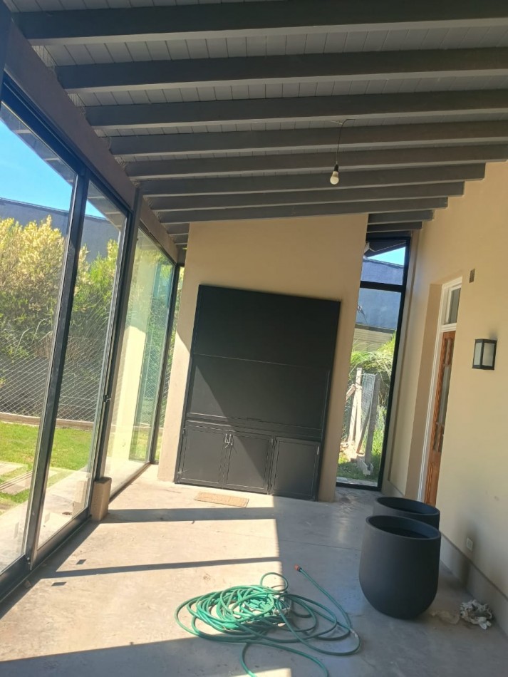 IMPONENTE CHALET EN ARENAS DEL SUR