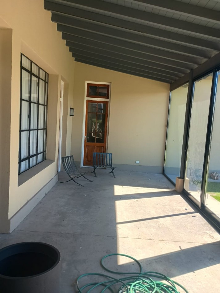 IMPONENTE CHALET EN ARENAS DEL SUR