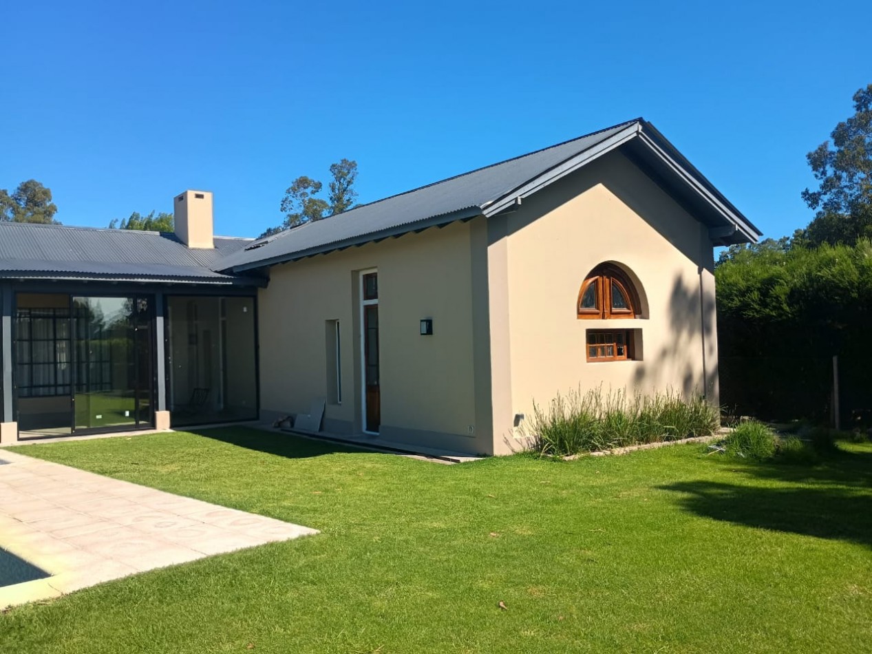 IMPONENTE CHALET EN ARENAS DEL SUR