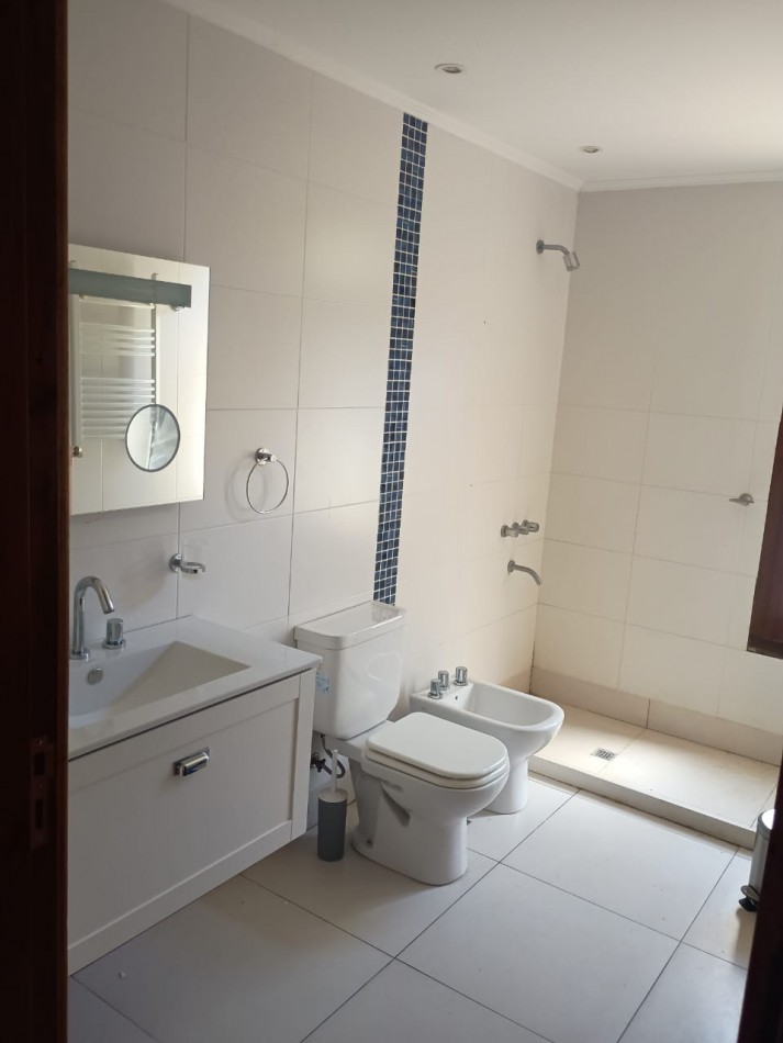 IMPONENTE CHALET EN ARENAS DEL SUR