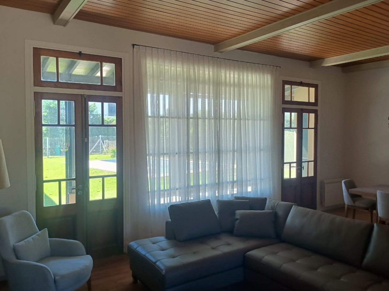 IMPONENTE CHALET EN ARENAS DEL SUR