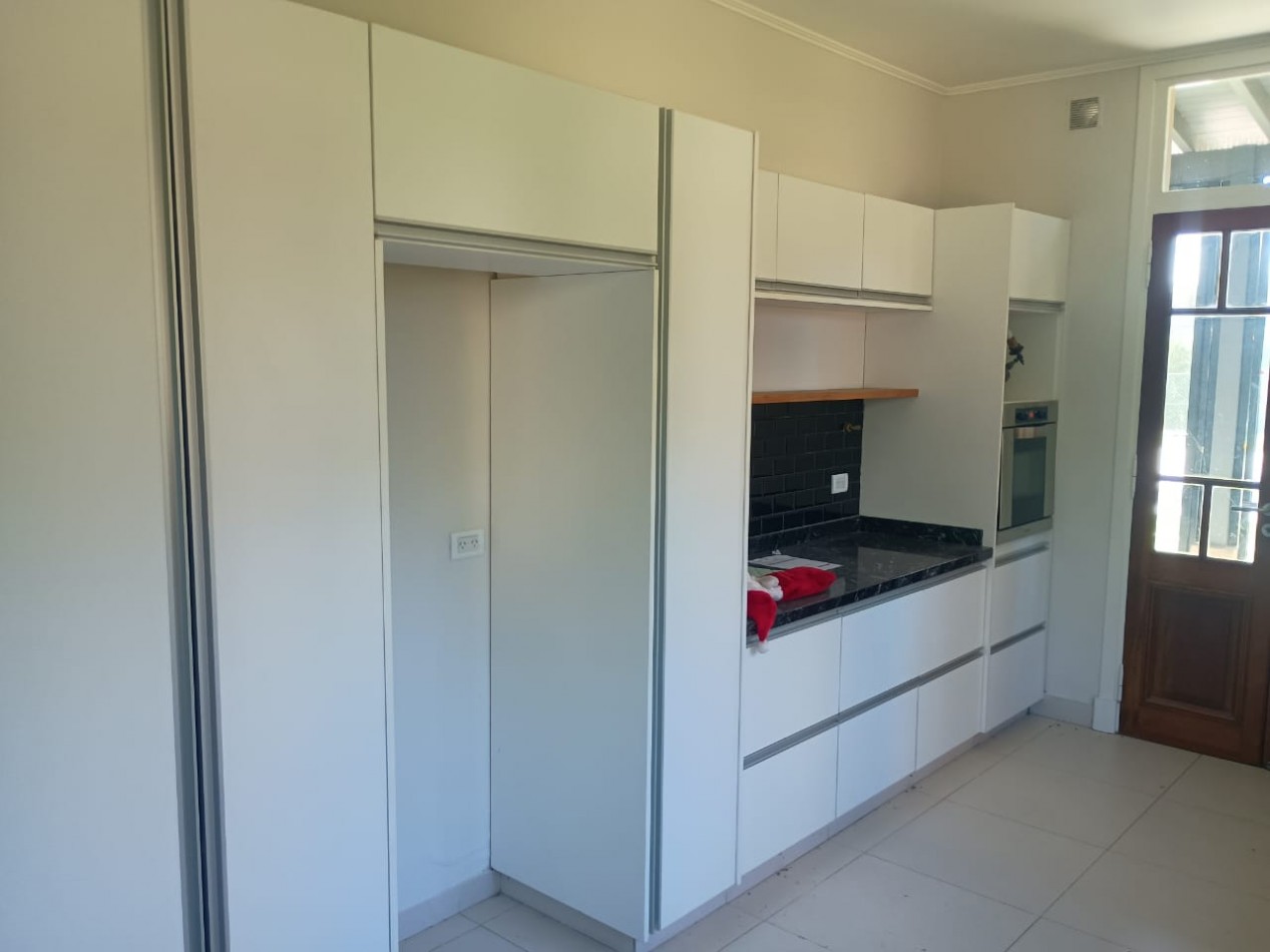 IMPONENTE CHALET EN ARENAS DEL SUR