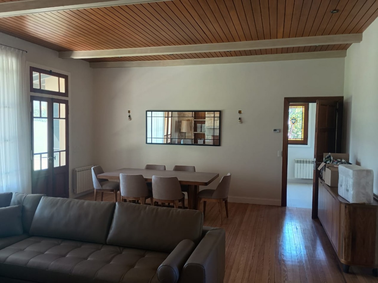 IMPONENTE CHALET EN ARENAS DEL SUR