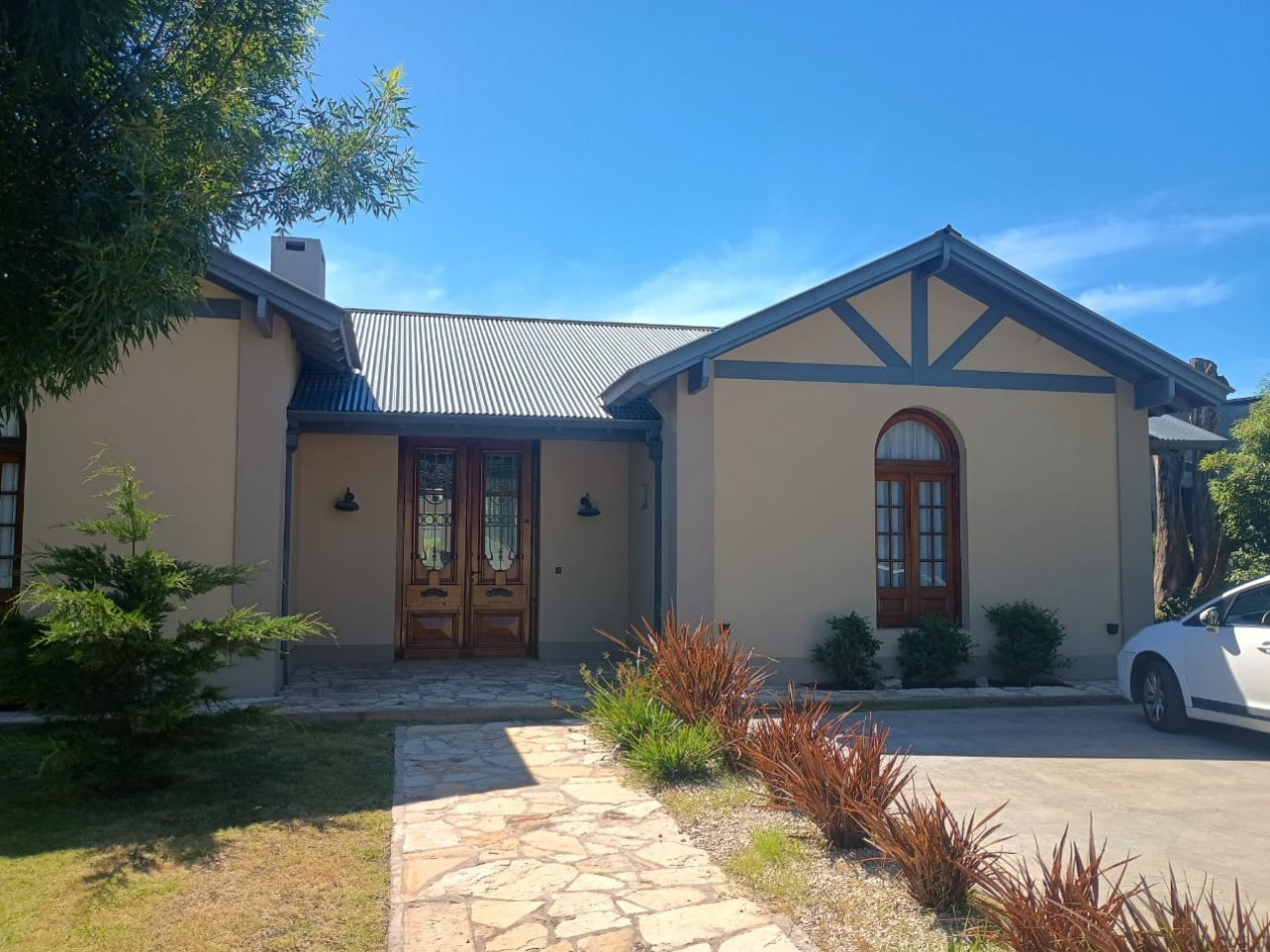 IMPONENTE CHALET EN ARENAS DEL SUR