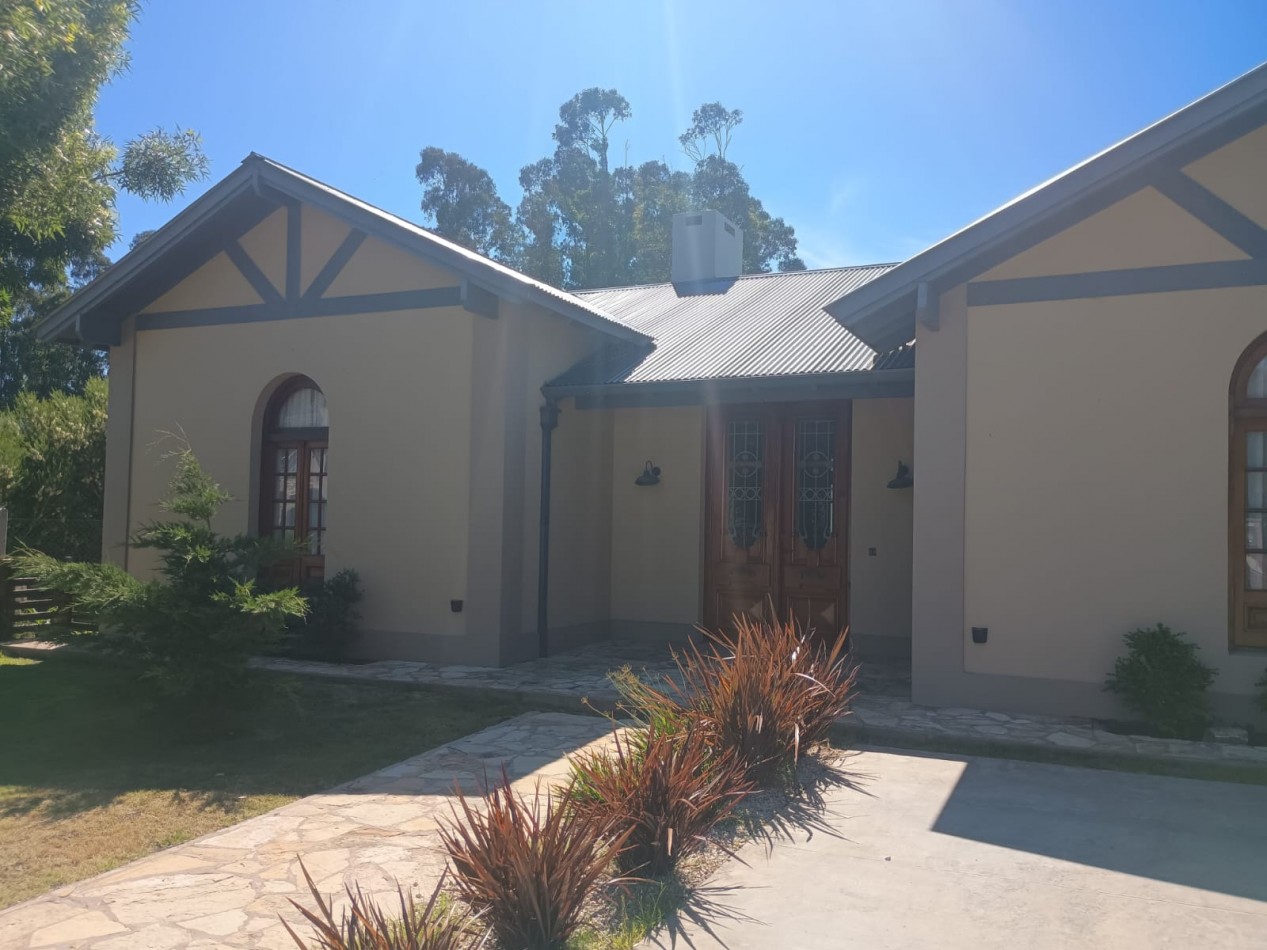 IMPONENTE CHALET EN ARENAS DEL SUR