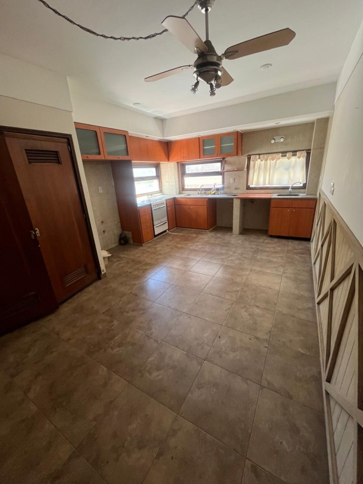 PISO DE 6 AMBIENTES CON COCHERA - LA PERLA