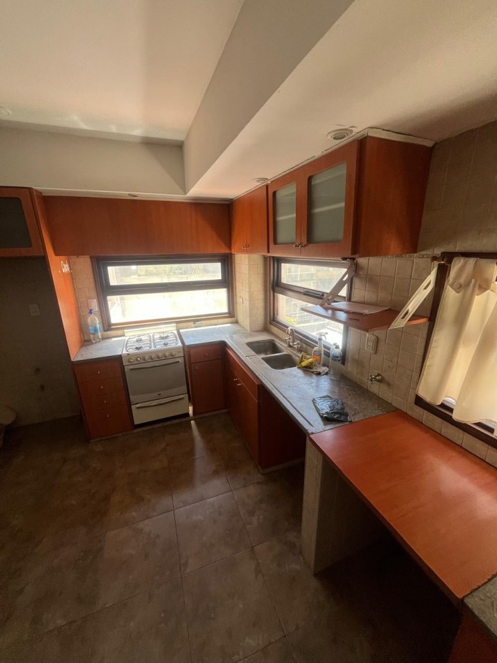 PISO DE 6 AMBIENTES CON COCHERA - LA PERLA