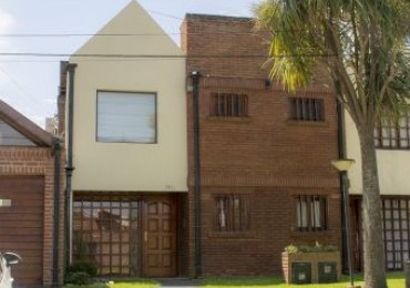 DUPLEX DE 4 AMBIENTES CON GARAGE DOBLE. Duplex en Venta.