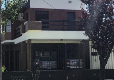 CHALET 3 DORM., ESCRIT., QUINCHO, PARQUE Y COCHERA X 2. Chalet en Venta.